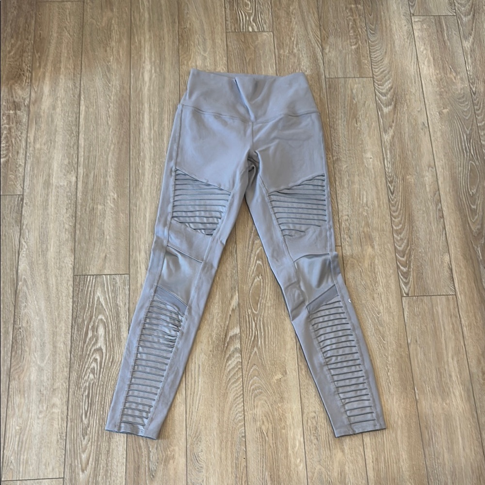 ALO light Gray High-Waisted Leggings with Motto Ribbed Detail